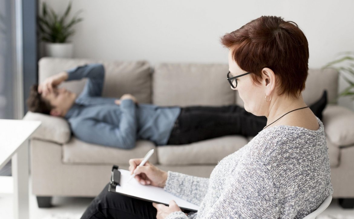 front-view-psychologist-patient