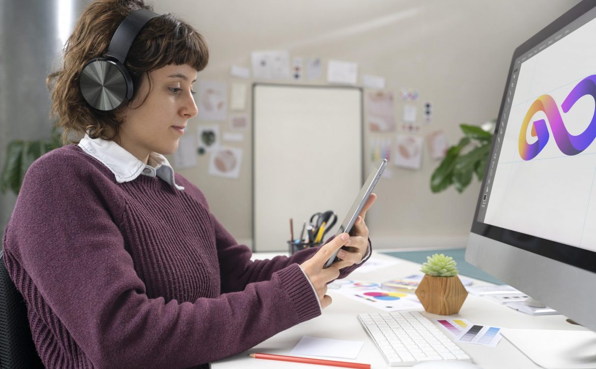 logo-designer-working-computer-desktop (1)