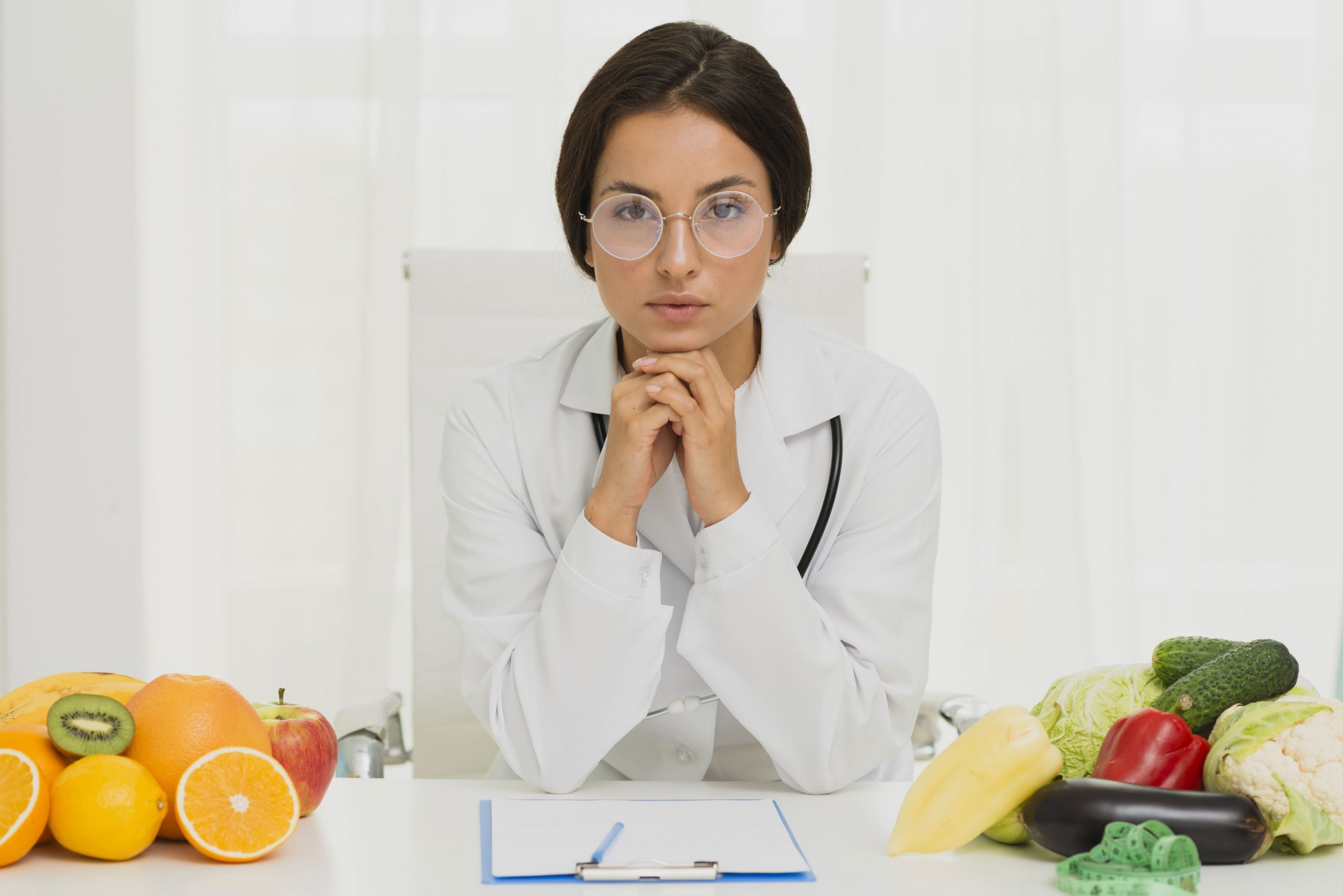 medium-shot-serious-nutritionist-with-glasses (1)